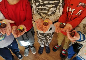 Dzieci prezentują misiowe głowy z kasztanów